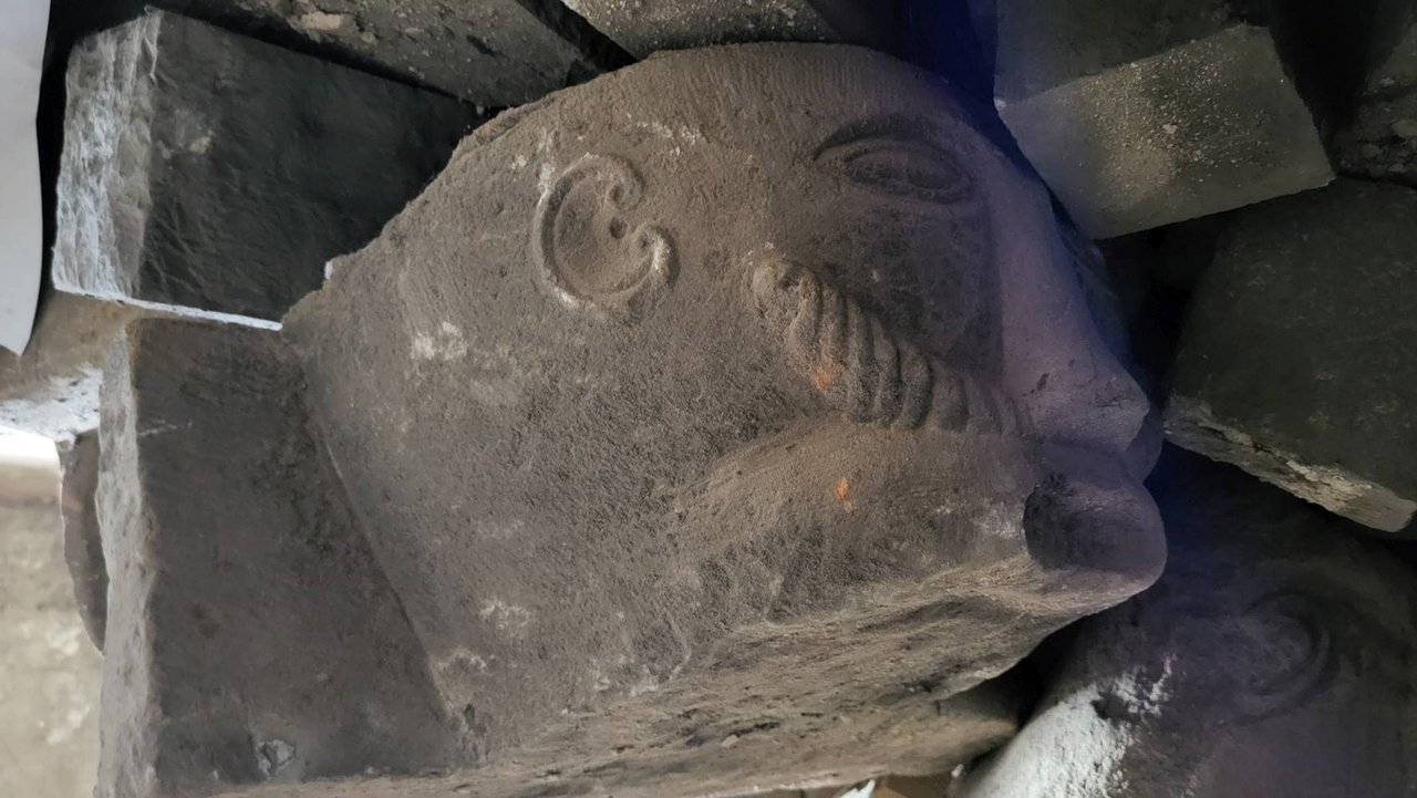 3.	Prešov, Hlavná 73 – detail stredovekej antropomorfnej hlavice s dobre zachovaným povrchom, s čitateľnými detailmi hlavy muža s fúzmi a trasologickými stopami po kamenárskych nástrojoch, zdroj: KPÚ Prešov, foto: Ľ. Suchý, 28. 7. 2026