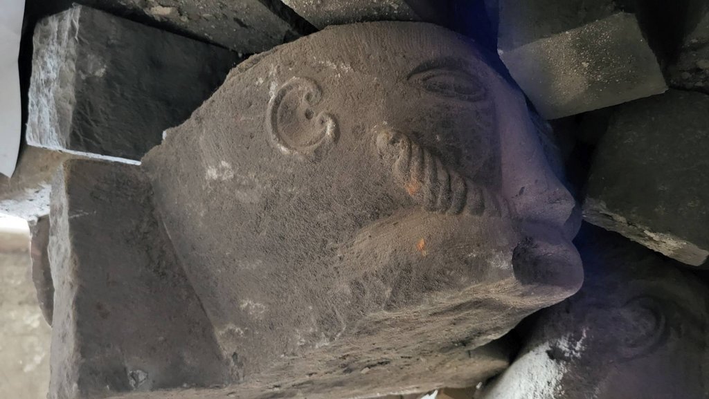 3. Prešov, Hlavná 73 – detail stredovekej antropomorfnej hlavice s dobre zachovaným povrchom, s čitateľnými detailmi hlavy muža s fúzmi a trasologickými stopami po kamenárskych nástrojoch, zdroj: KPÚ Prešov, foto: Ľ. Suchý, 28. 7. 2026 3. Prešov, Hlavná 73 – detail stredovekej antropomorfnej hlavice s dobre zachovaným povrchom, s čitateľnými detailmi hlavy muža s fúzmi a trasologickými stopami po kamenárskych nástrojoch, zdroj: KPÚ Prešov, foto: Ľ. Suchý, 28. 7. 2026