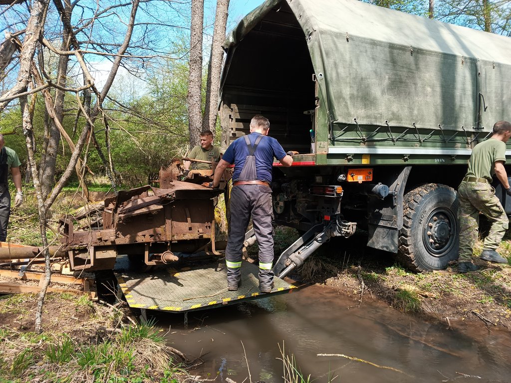 Nakladanie na rampu nákladného vozidla, foto: M. Miňo