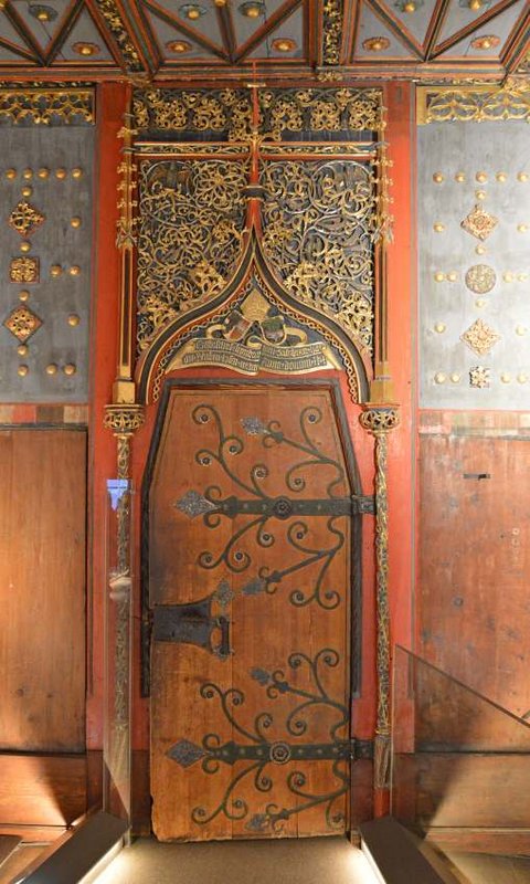 Priechod medzi spálňou a Zlatou miestnosťou dekoruje rezba, erby a nápis, ktorým sa pripomína stavebník, kniežací arcibiskup Leonhard von Keutschach (1501). Foto: T. Kowalski