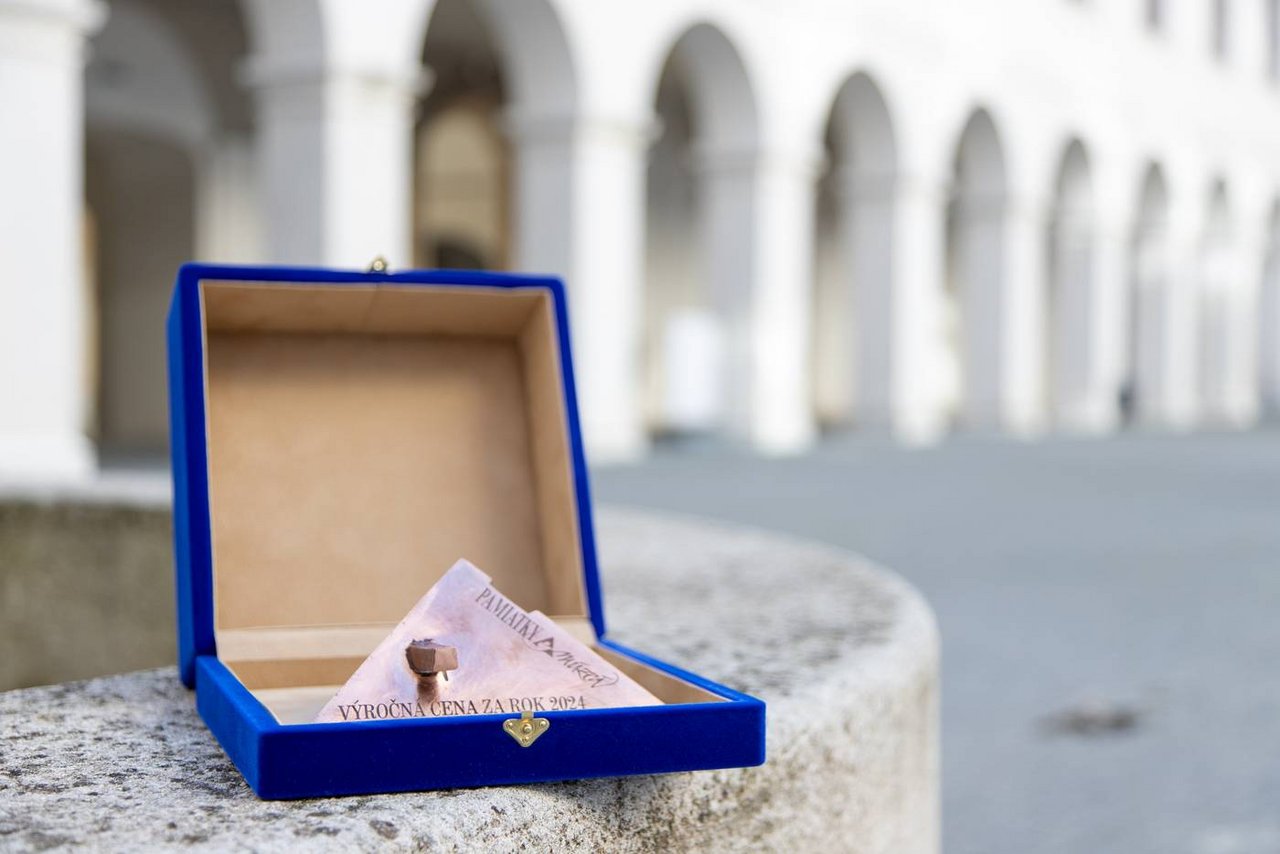 Autorom artefaktu Výročnej ceny časopisu Pamiatky a múzeá je akademický sochár Alojz Drahoš, foto: J. Šipöcz (PÚSR)