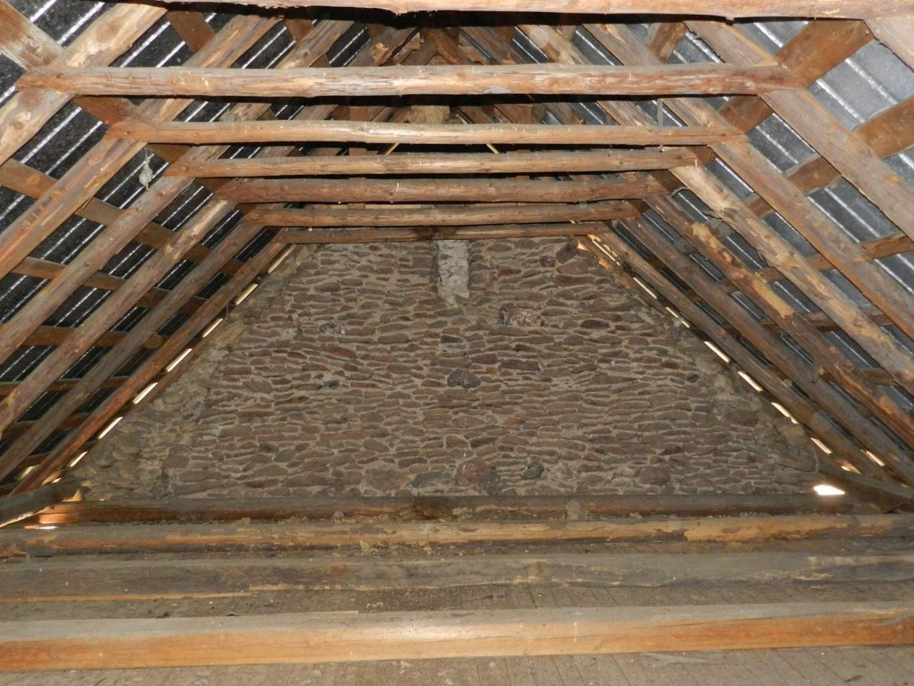 Rakovnica, Kostol sv. Márie Magdalény, pohľad do západnej časti podkrovia na konštrukciu krovu z roku 1970. Foto: M. Kalinová. 2019 Rakovnica, Kostol sv. Márie Magdalény, pohľad do západnej časti podkrovia na konštrukciu krovu z roku 1970. Foto: M. Kalinová. 2019