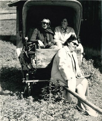 Silvia Paulusová s Ľudmilou Husovskou v koči a v popredí s Blankou Kovačevičovou-Puškárovou počas terénneho výskumu na Liptovskej Mare Foto: Archív PÚ SR, 1970?