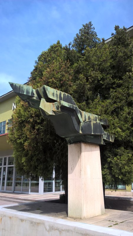 Symbol železničnej prevádzky sochára Juraja Meliša pred výpravnou halou Foto: D. Miček