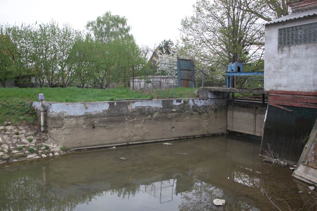 09. Betónový múr ľavého brehu na úrovni mlyna. Foto: M.Martinák, KPÚ Nitra 2019