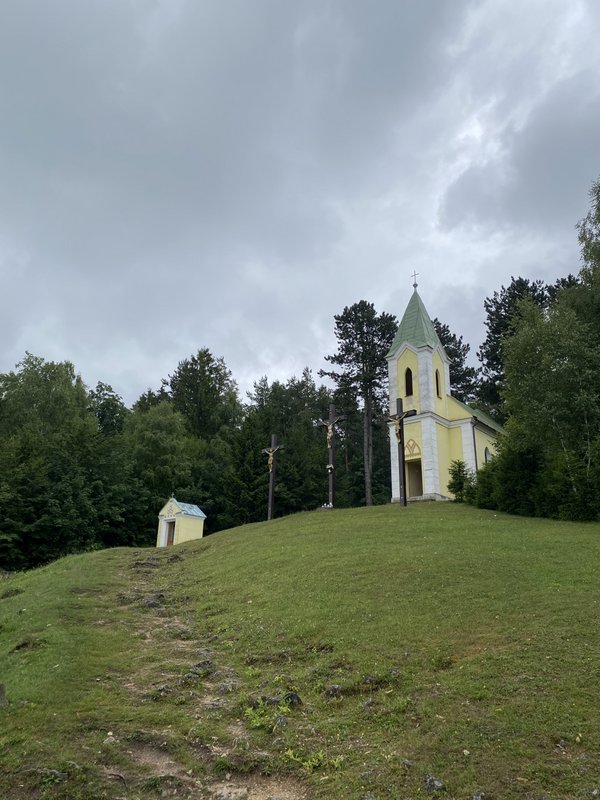 Pohľad na vrchol kalvárie zo severozápadu Zdroj: KPÚ Žilina, júl 2025