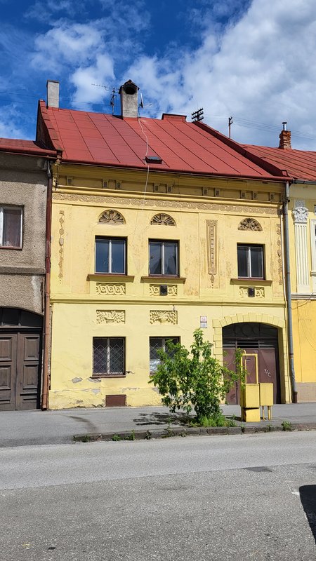 Prešov, Slovenská 56 - hlavná fasáda meštianskeho domu v roku 2023 (Pamiatkový výskum, KPÚ Prešov) 