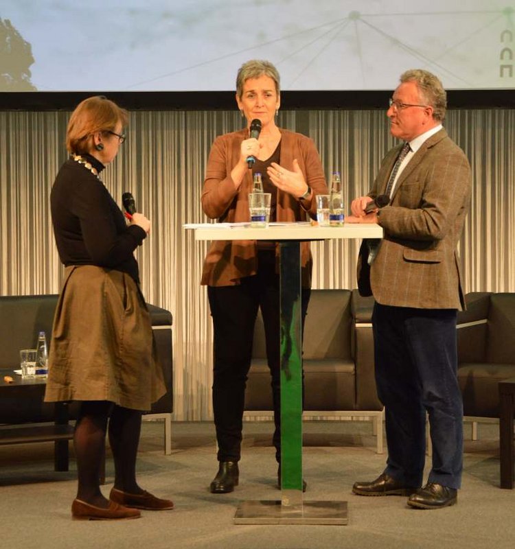 Hlavní hostia otváracieho ceremoniálu – štátna tajomníčka Mag. Ulrike Lunacek a zástupca salzburského hauptmana Dr. Heinrich Schellhorn, moderovala Dr. Hedwig Kainberger, redaktorka Salzburger Nachrichten. Foto: T. Kowalski