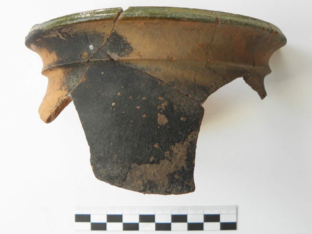Zlepená horná časť nádoby nájdená na prvom táborisku. Foto M. Sládok