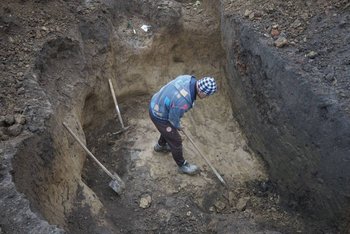 01 – Začisťovanie rozsiahleho sídliskového objektu počas archeologického výskumu, zdroj: SAHI, o.z.