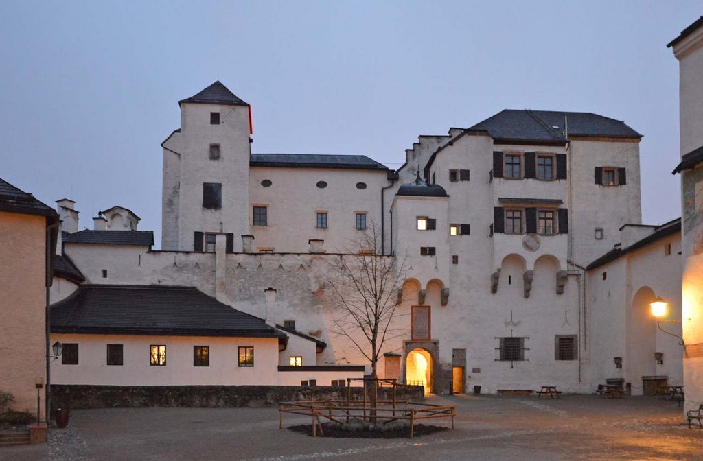 Veľké nádvorie pevnosti, vzadu hlavný palác (Hoher Stock). Foto: T. Kowalski