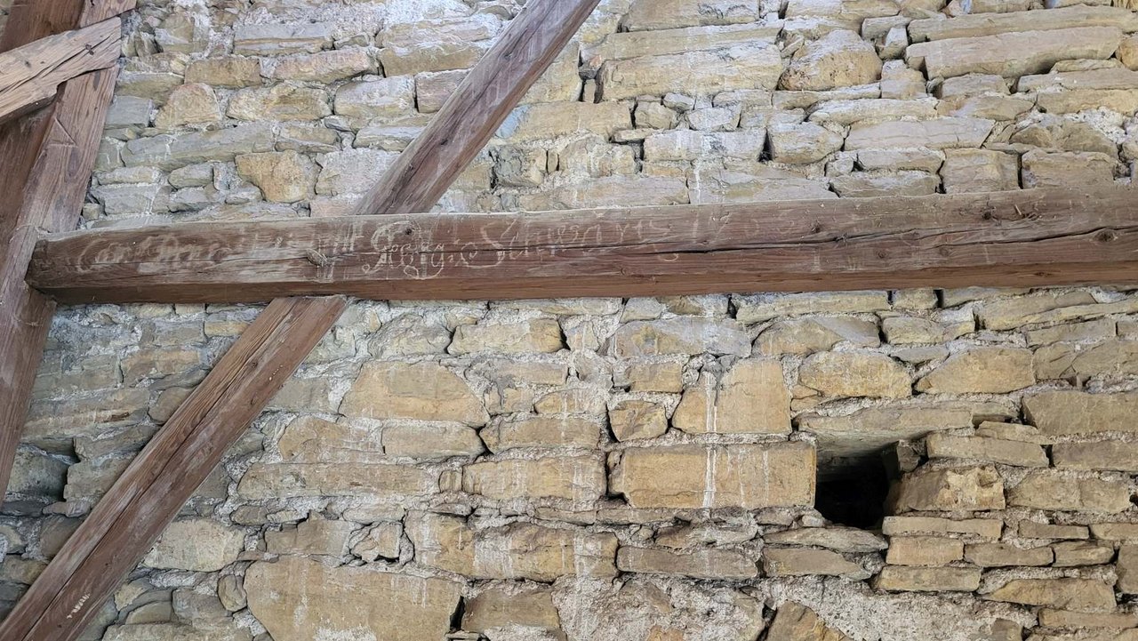 5	Štítnik, kostol ev. a. v. – južný pohľad na krov/hrebeňovú stolicu zo začiatku 17. storočia s mladším textom, menom a datovaním na rozpere „[...] Georg Schwartz 1765 [...]“, zdroj: KPÚ Prešov, foto: Ľ. Suchý, september 2025 