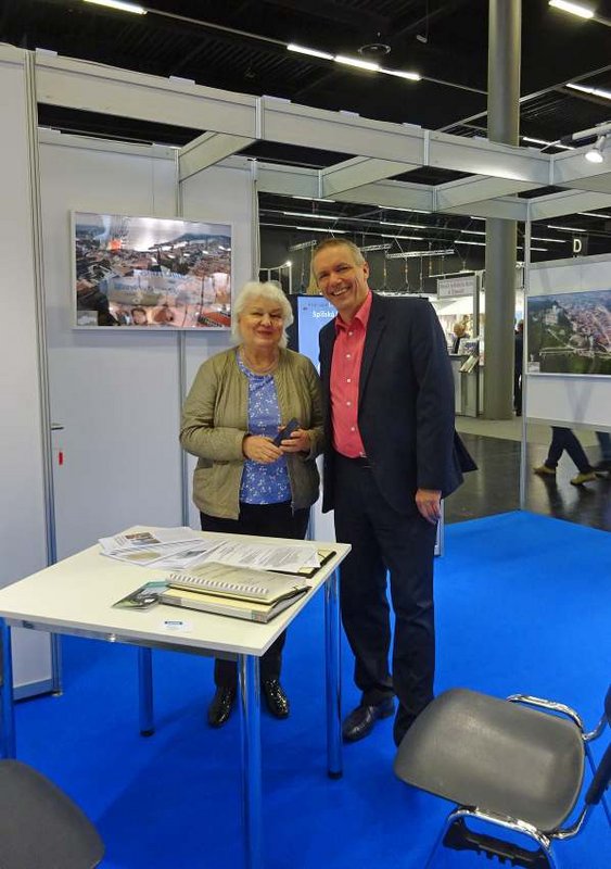 Brandenburský konzervátor prof. Dr. Thomas Drachenberg pri návšteve expozície Pamiatkového úradu SR nad dokumentáciou zásad ochrany pamiatkovej rezervácie Levoča. Foto: T. Kowalski