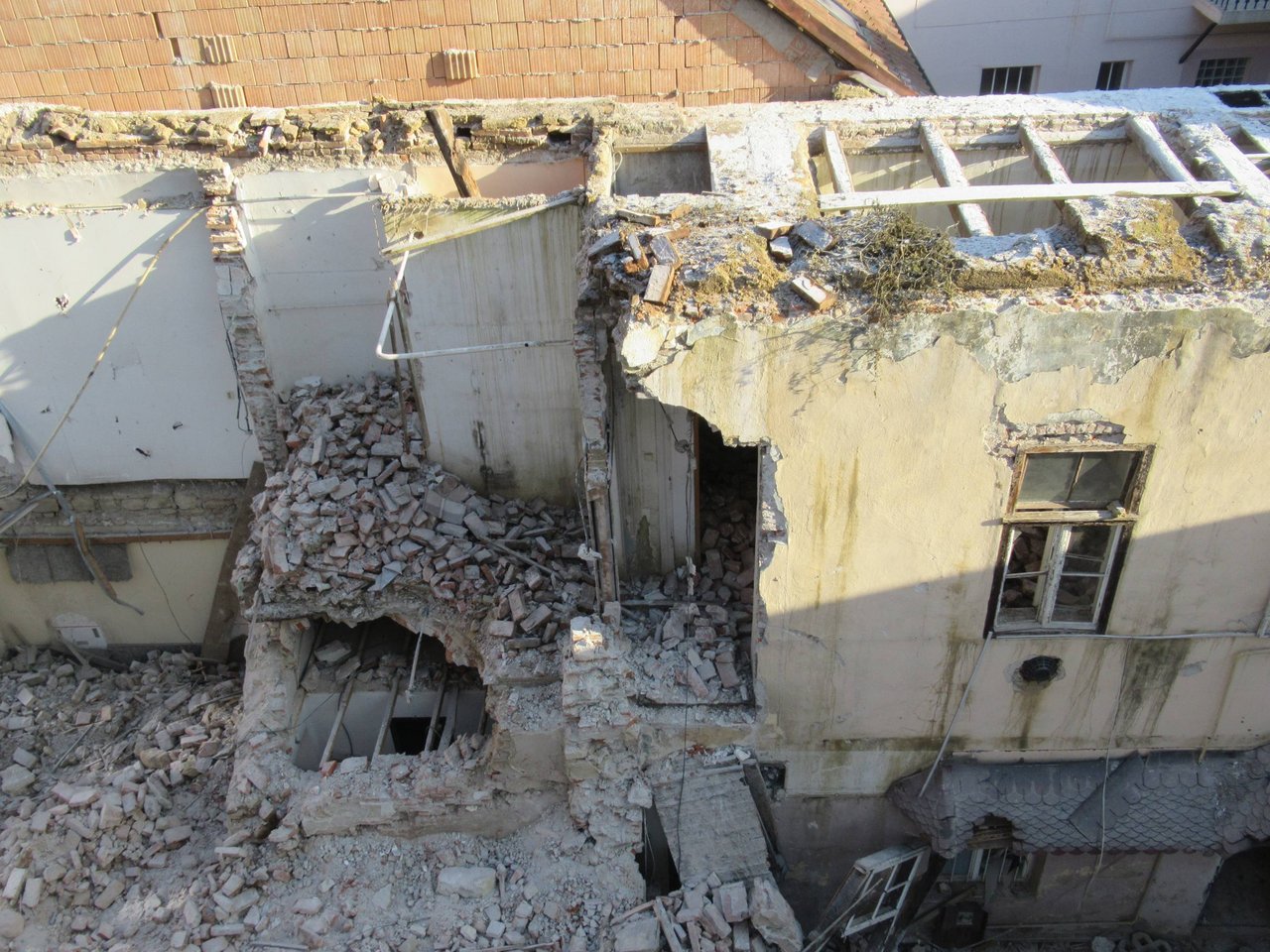 Situácia na mieste zbúranej pamiatky počas štátneho stavebného dohľadu realizovaného dňa 21.1.2026, zdroj: KPÚ Trenčín Situácia na mieste zbúranej pamiatky počas štátneho stavebného dohľadu realizovaného dňa 21.1.2026, zdroj: KPÚ Trenčín