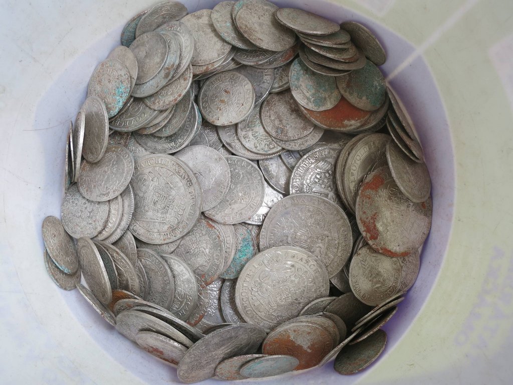 Mince nájdené nálezcom po príchode archeológov, zdroj: KPÚ Trnava, foto: P. Grznár Mince nájdené nálezcom po príchode archeológov, zdroj: KPÚ Trnava, foto: P. Grznár
