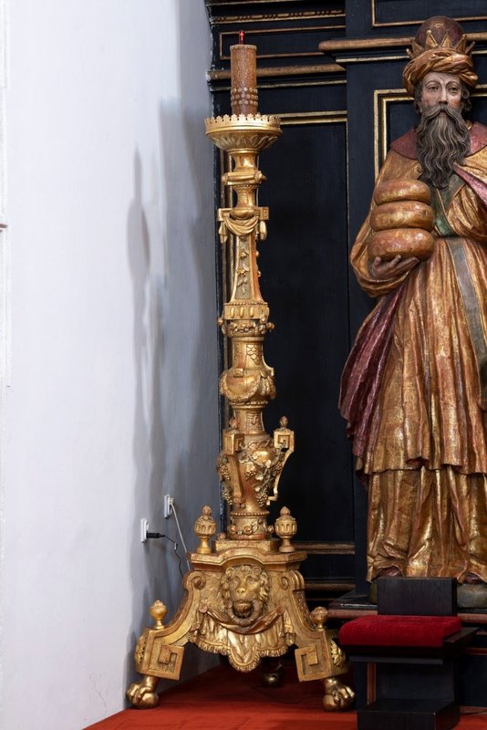 Svietnik kandelábrového typu drevený vyrezávaný. Katedrála sv. Jána Krstiteľa, Trnava, zdroj: Archív PÚ SR (foto: I. Kalev, 2019)