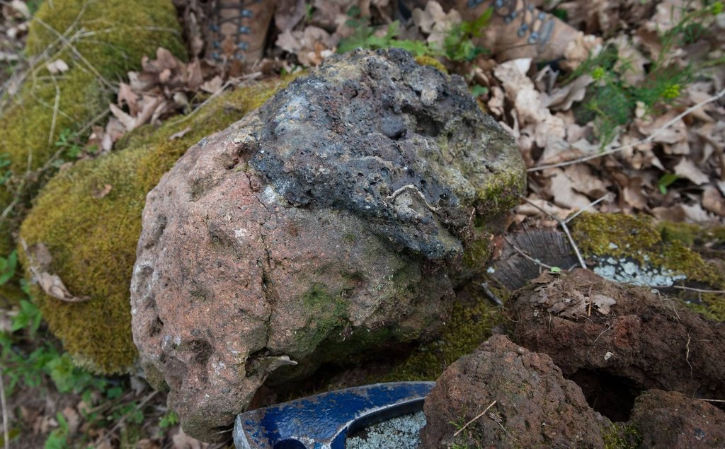 Vzorka horniny s rôznymi stupňami tepelného postihnutia na tzv. Vale obrov (Spečenom vale) v k. ú. Pečenice, okr. Levice, foto: Peter Pauditš