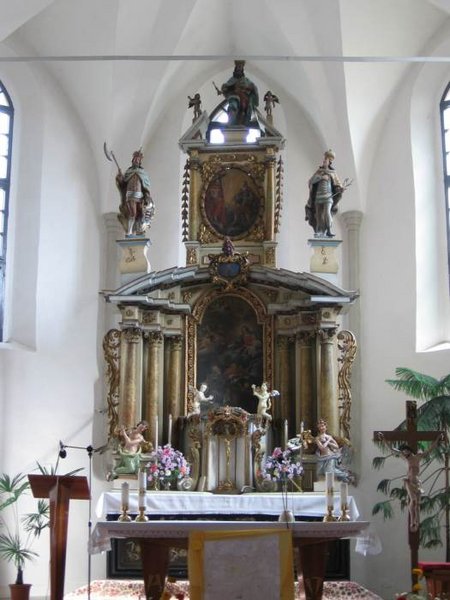 Obr. 1 -hlavný oltár sv. Štefana kráľa z farského kostola v Beckove - pred začatím reštaurovania, foto z r. 2007, foto: T.Kucman