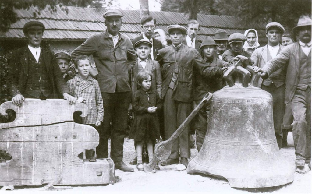 Ľudia a zvony - historická fotografia z Revúcej, zdroj: D.Dubovsky