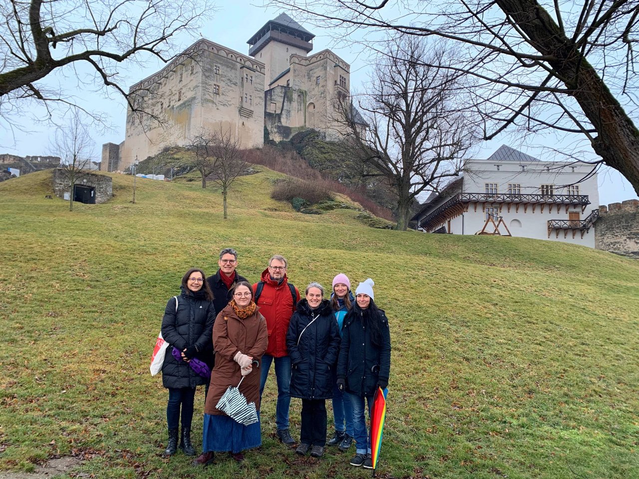 Spoločná fotografia členov Medzinárodnej riadiacej skupiny Dunajský Limes (západ) na Trenčianskom hrade, archív E. Makarovej