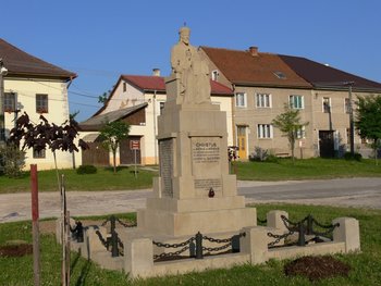 Celkový pohľad na pomník padlým 1. svetovej vojny. Foto: B.Matáková, KPÚ Trenčín 2019