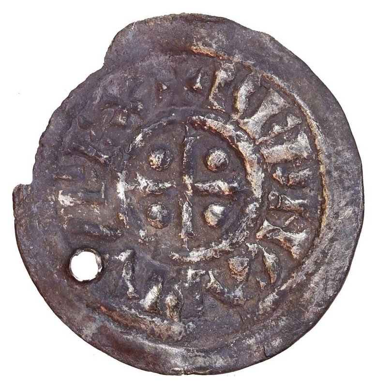 Reverz denára Berengariusa I. z rokov 888 – 924 z talianskeho Lombardska nájdený na pohrebisku v obci Nový Svet (okres Senec), zdroj: NBS – MMM (foto: M. Budaj) 