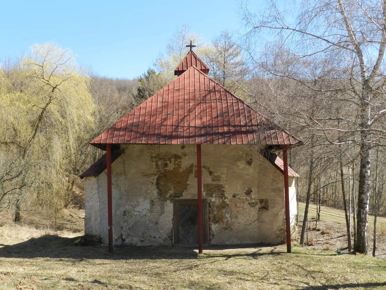 Rakovnica, Kostol sv. Márie Magdalény, západná fasáda kostola s predsieňou v roku 2019. Foto: M. Kalinová Rakovnica, Kostol sv. Márie Magdalény, západná fasáda kostola s predsieňou v roku 2019. Foto: M. Kalinová