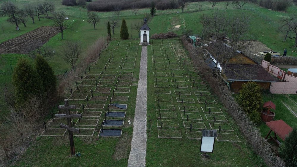 Vojnový cintorín v obci Ladomirová v r. 2021 (Zdroj: Archív PÚ SR)