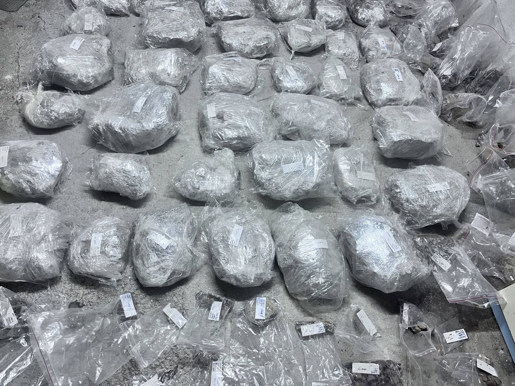 Záber na zabalené urny pripravené na transport do priestorov KPÚ Prešov, foto: J. Jusko Záber na zabalené urny pripravené na transport do priestorov KPÚ Prešov, foto: J. Jusko