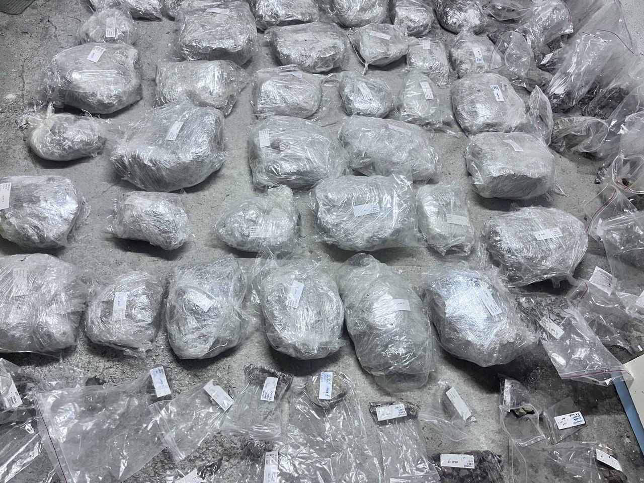 Záber na zabalené urny pripravené na transport do priestorov KPÚ Prešov, foto: J. Jusko