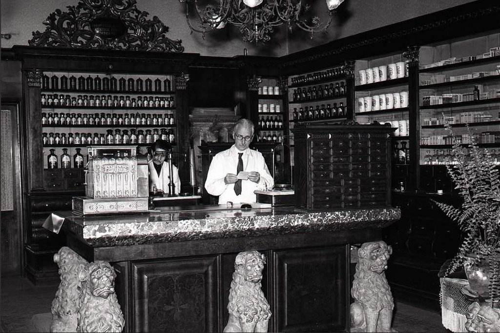 Historická fotografia vybavenia lekárne z r. 1958, zdroj: vtedy.sk