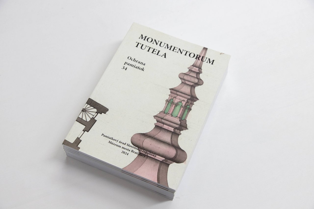 Zborník Monumentorum Tutela 34  venovaný vývoju objektu a procesu obnovy Michalskej veže v Bratislave, ktorý vydali v roku 2024 Pamiatkový úrad SR a Múzeum mesta Bratislavy, foto: J. Šipöcz