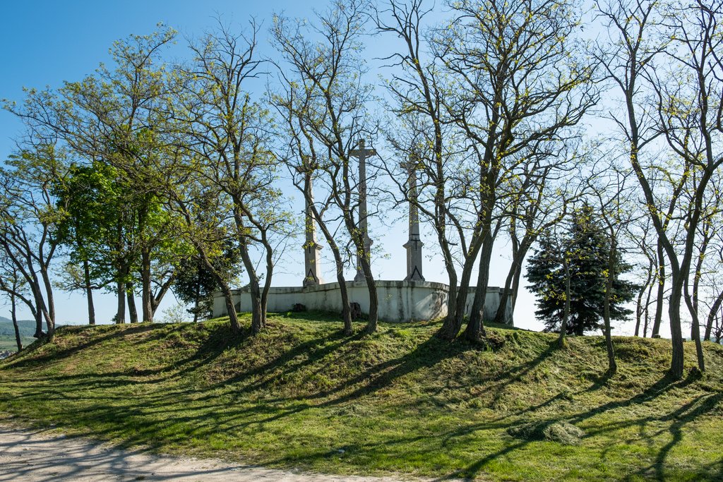 Zadná juhozápadná strana kalvárie, 2023, zdroj: PÚ SR (foto: S. Okkel) Pohľad na kríže od východu, 2023, zdroj: PÚ SR (foto: S. Okkel)  