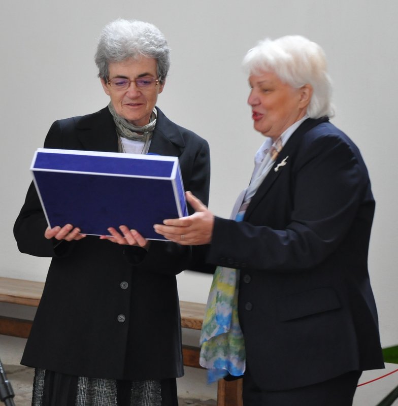 Katarína Kosová odovzdáva Štefánii Tóthovej Cenu Alžbety Güntherovej-Mayerovej, Červený Kláštor, 26. apríla 2014