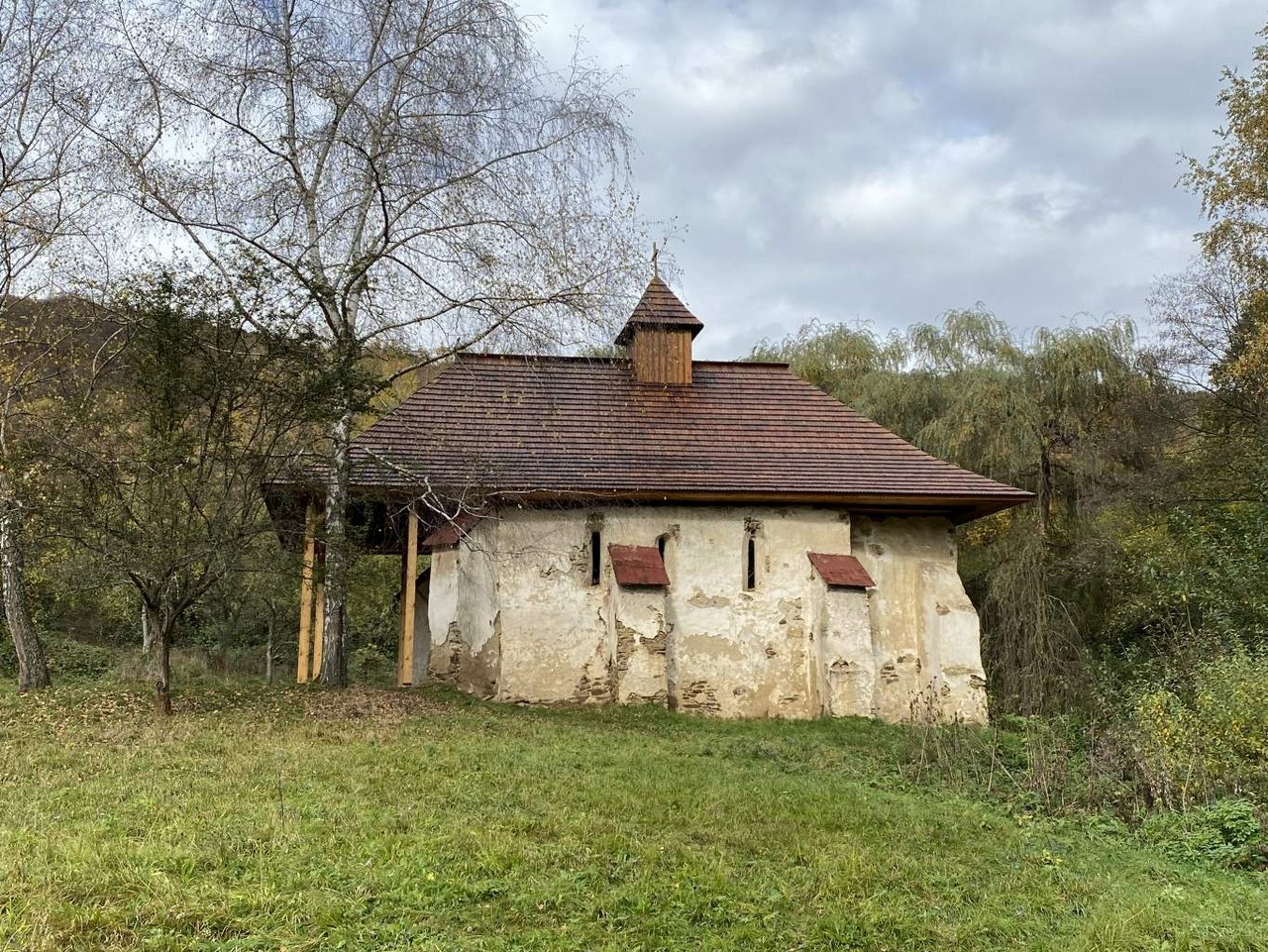 Rakovnica, Kostol sv. Márie Magdalény, južná fasáda kostola s obnovenou strechou. Foto: M. Kalinová, 2023 Rakovnica, Kostol sv. Márie Magdalény, južná fasáda kostola s obnovenou strechou. Foto: M. Kalinová, 2023