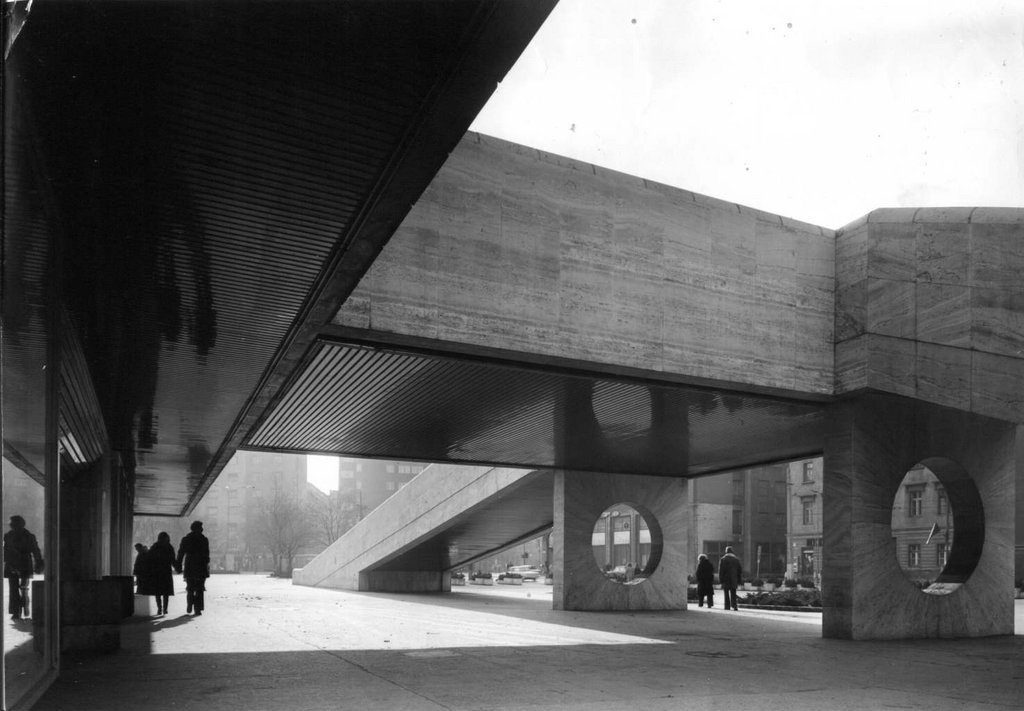 Pohľad na rampu pri vstupe do OD Prior      Zdroj: Register modernej architektúry SAV, Foto: Ľ. Stacho