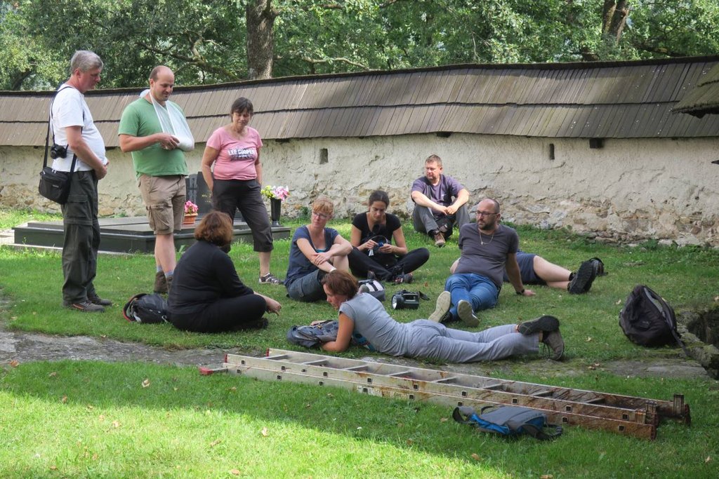 Mýtna Dobroč, ev. Kostol – účastníci kurzu pred vstupom do kostola