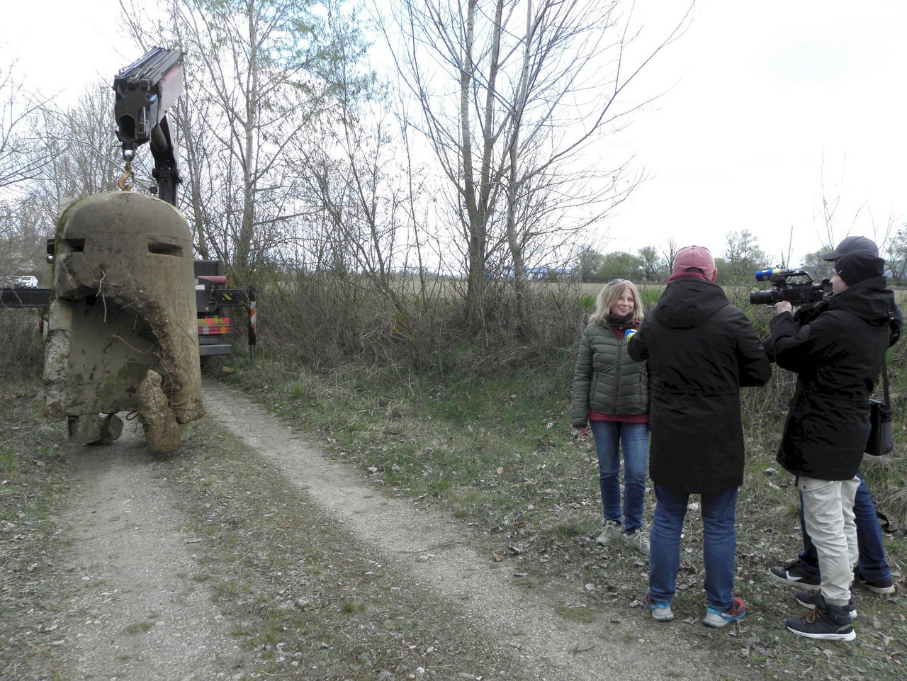 Einmannbunker a nálezkyňa počas rozhovoru s médiami, zdroj: KPÚ Trnava (foto M. Sládok)