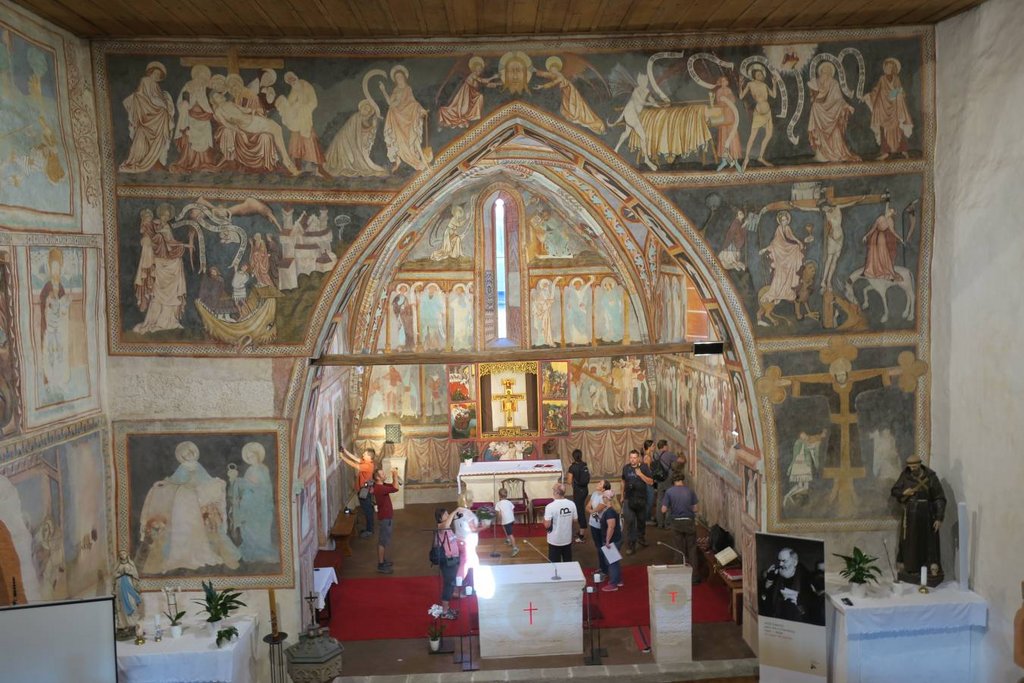 Poníky, Kostol sv. Františka z Assisi – interiér svätyňa 