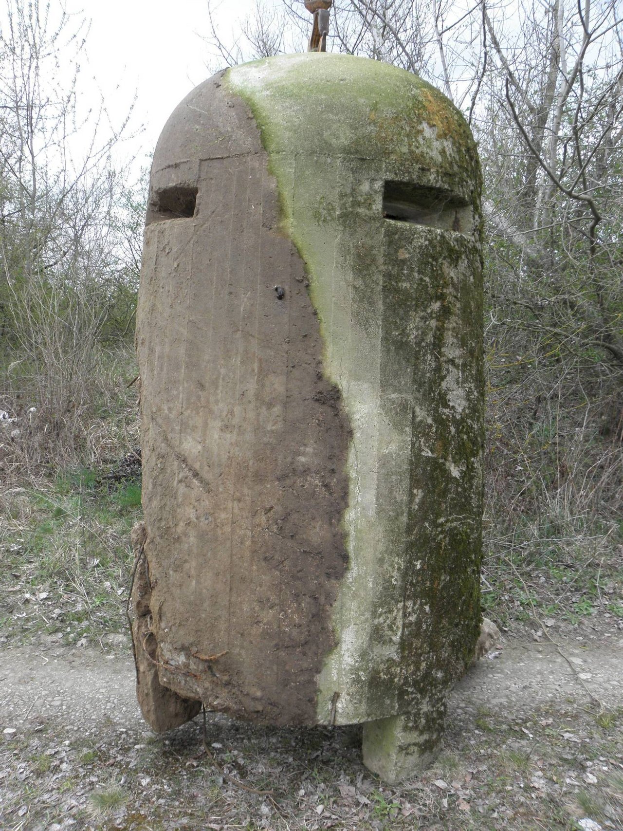 Einmannbunker po vyzdvihnutí z miesta jeho vyhodenia, zdroj: KPÚ Trnava (foto M. Sládok)