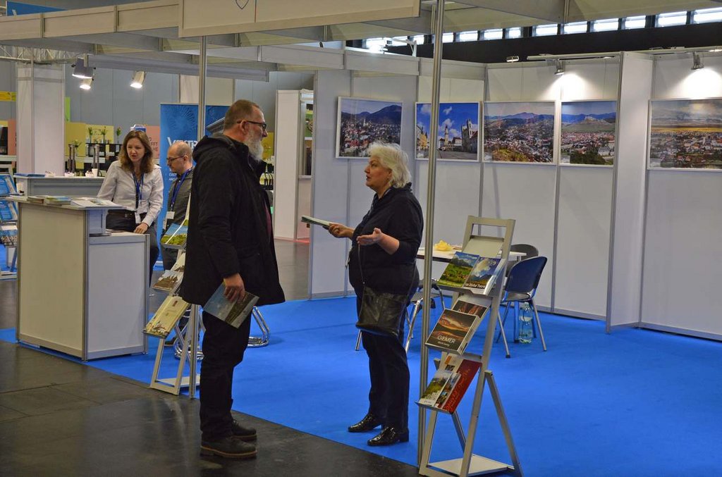 Peter Schöffel, zástupca sklárne Lamberts z Waldsassenu (Bavorsko/SRN), pri návšteve expozície Pamiatkového úradu SR. Foto: T. Kowalski