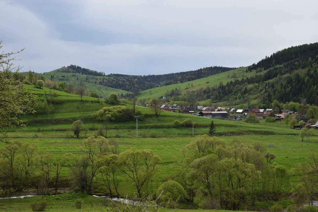 Zástavba strednej časti pamiatkovej rezervácie s priehľadom cez dolinku Krulovského potoka, na svahoch s medzami deliacimi terasovité zárubky pod Úbočou, v pozadí vrchol Polianky, pohľad z V., foto: PÚSR