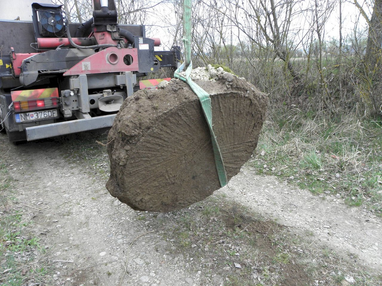 Podlaha Einmannbunkru po vyzdvihnutí z miesta jej vyhodenia, zdroj: KPÚ Trnava (foto M. Sládok)