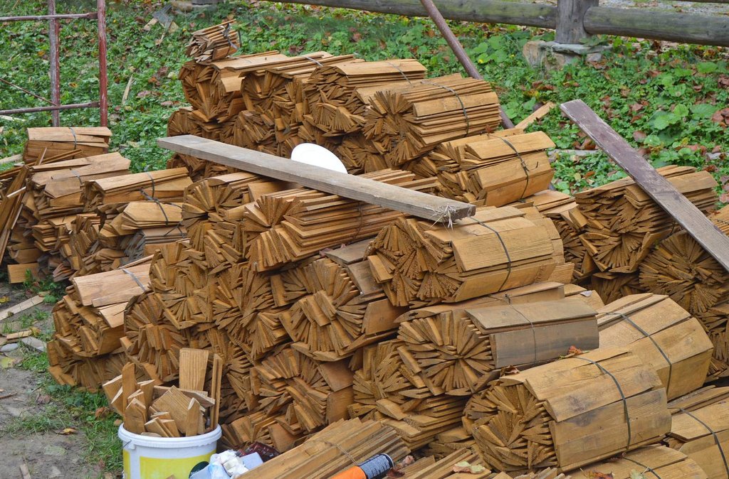 Zväzky šindľa, pripravené na obnovu drevených objektov bardejovského skanzenu, foto: T. Kowalski
