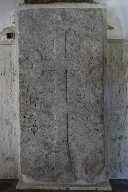 05.	Náhrobný travertínový kameň v Kostole Narodenia Panny Márie, Spišské Podhradie (archív KPÚ Prešov)