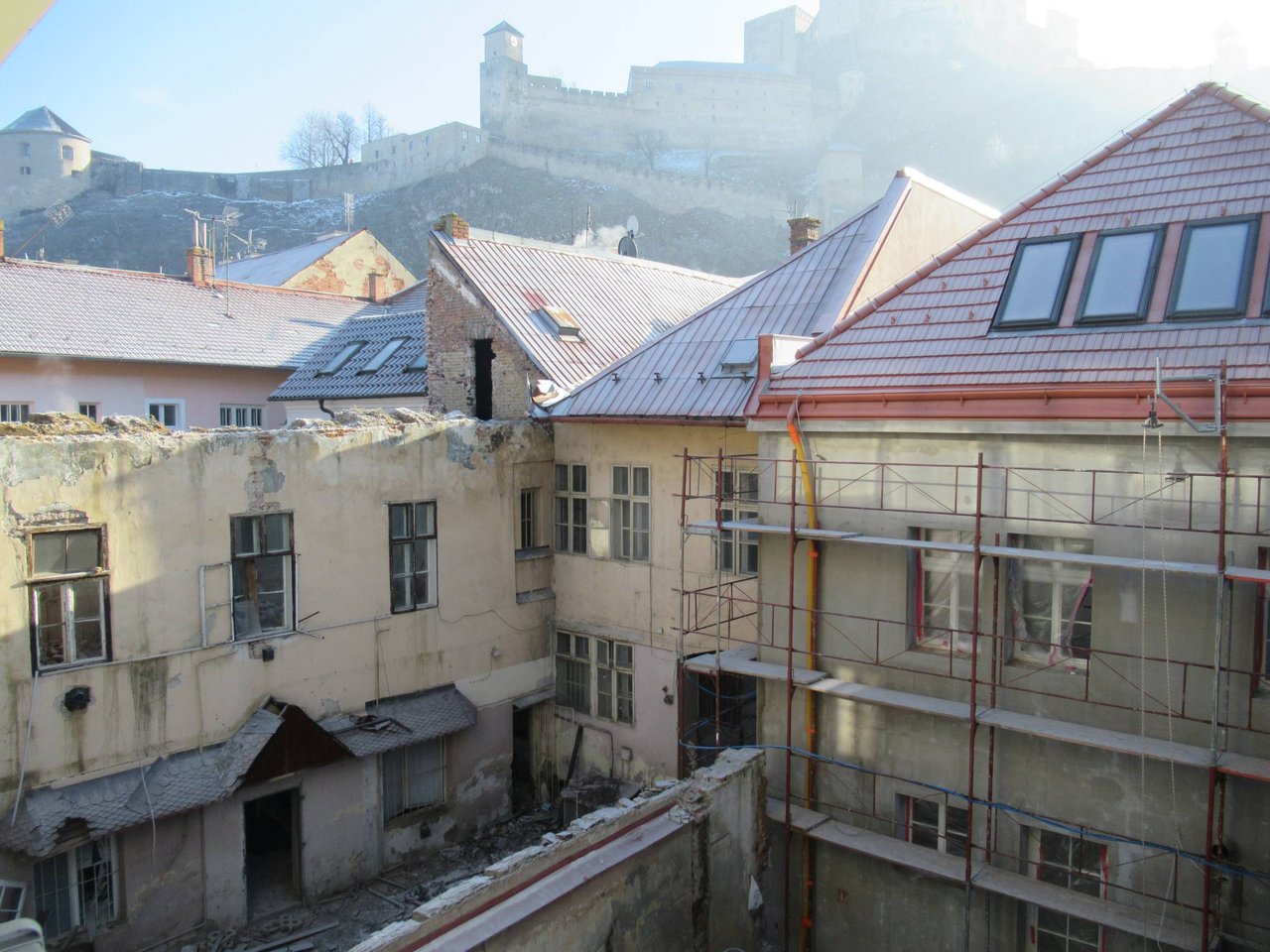 Situácia na mieste zbúranej pamiatky počas štátneho stavebného dohľadu realizovaného dňa 21.1.2026, zdroj: KPÚ Trenčín Situácia na mieste zbúranej pamiatky počas štátneho stavebného dohľadu realizovaného dňa 21.1.2026, zdroj: KPÚ Trenčín