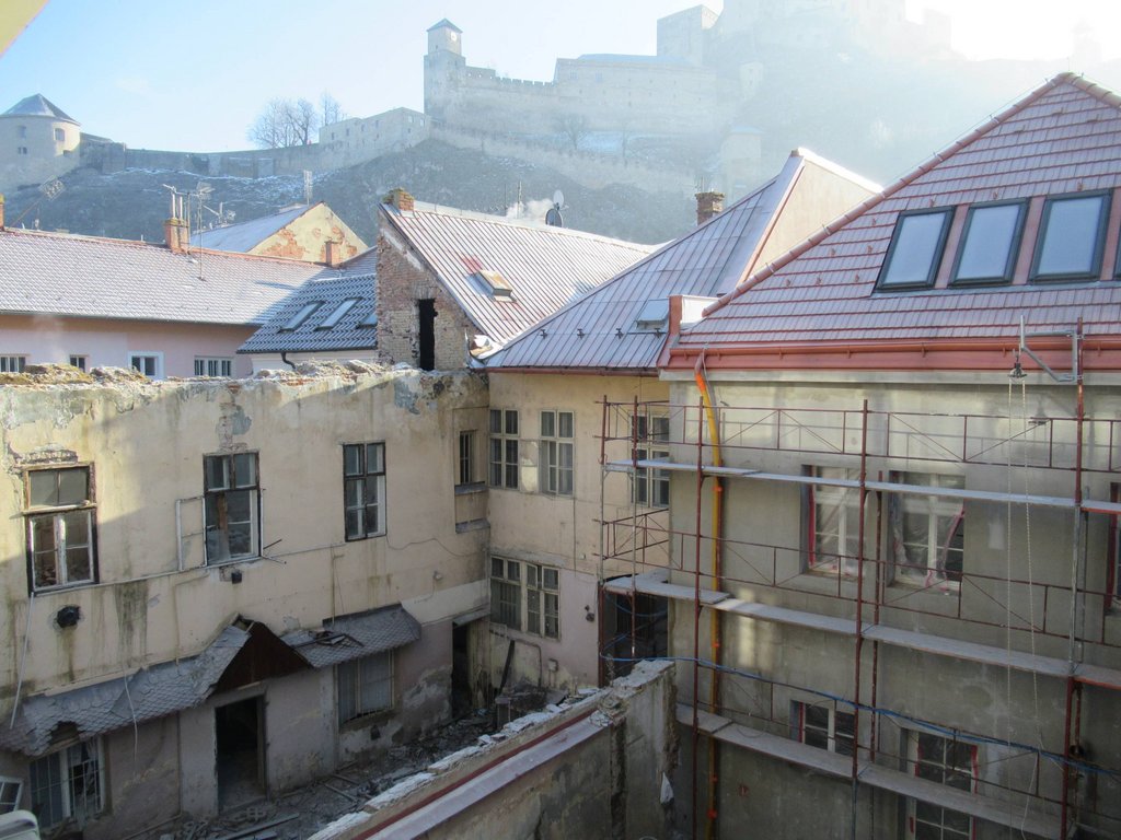 Situácia na mieste zbúranej pamiatky počas štátneho stavebného dohľadu realizovaného dňa 21.1.2026, zdroj: KPÚ Trenčín