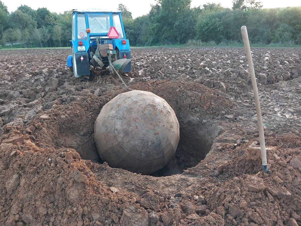 Vyťahovanie hniezda poľnohospodárom. Foto nálezca.