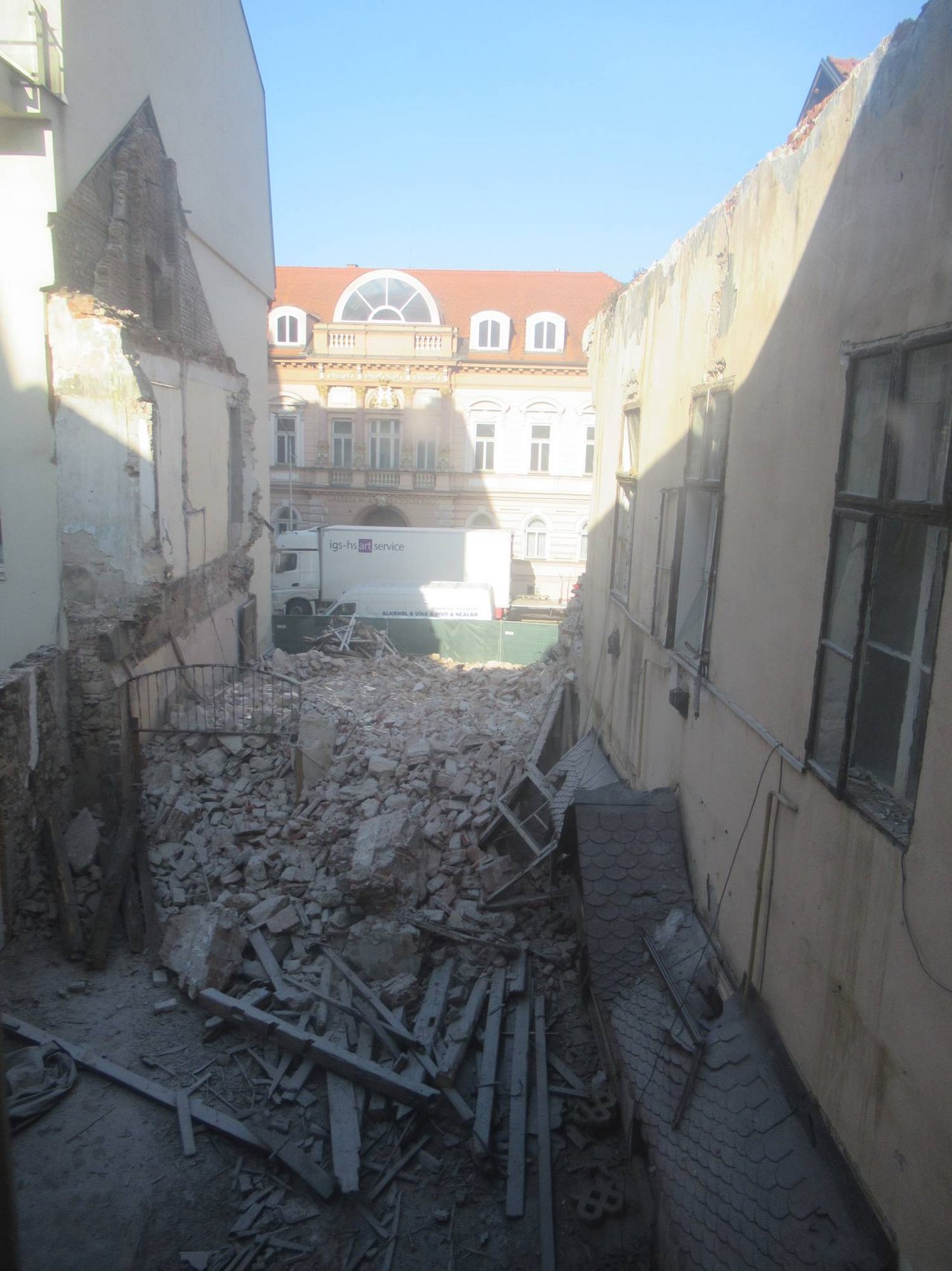 Situácia na mieste zbúranej pamiatky počas štátneho stavebného dohľadu realizovaného dňa 21.1.2026, zdroj: KPÚ Trenčín Situácia na mieste zbúranej pamiatky počas štátneho stavebného dohľadu realizovaného dňa 21.1.2026, zdroj: KPÚ Trenčín