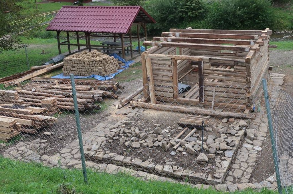 06 – Skladanie (výstavba) zrubu po premiestnení na nový pozemok na fotografii z augusta 2020,  zdroj: Archív KPÚ Prešov 